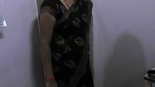 Newly married bhabhi changing her saree while her man filming